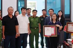 Truy tặng Bằng Tri ân và Ghi công Trung tá Trần Văn Tùng