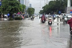 Cảnh báo mưa dông kèm lốc sét khu vực nội thành Hà Nội