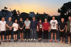 15 người đang chơi xóc đĩa bị bắt quả tang