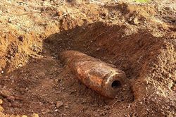 Phát hiện quả bom 'khủng' khi san lấp đất làm nghĩa trang