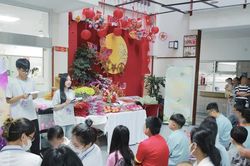 Học sinh THPT Việt Đức 'Dệt Mộng Đêm Rằm' Trung thu tại Bệnh viện Bạch Mai