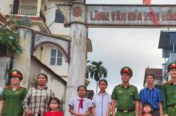 Công an xã mang quà Trung thu ấm áp về rốn lũ