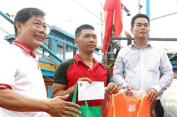 TP Hồ Chí Minh: Tiếp thêm động lực để ngư dân vững tin vươn khơi