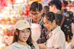 Phố Hàng Mã đông nghịt giới trẻ trong đêm Trung thu