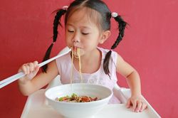 4 kiểu bữa sáng tiện nhưng hại, nên ngưng cho trẻ ăn hàng ngày