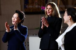 Bà Melania và bà Bành Lệ Viên nghe hát tại bảo tàng ở Mỹ