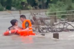Khoảnh khắc giải cứu người đàn ông giữa dòng nước xiết