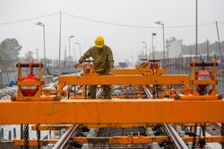Công nhân đội mưa gấp rút thi công tuyến tàu điện LRT ở Phú Quốc