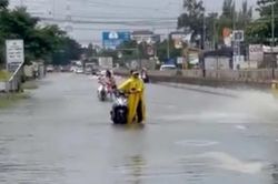 Người dân té ngã, nhiều xe chết máy trên Quốc lộ 1