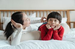 'Cha mẹ trực thăng' và sự tê liệt năng lực tự lập
