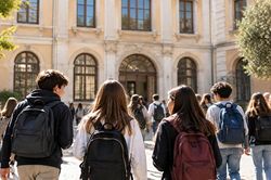 Italia giới hạn học sinh nước ngoài trong lớp, cấm che kín mặt tại trường học