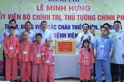 Thủ tướng trao quà của Tổng Bí thư, Chủ tịch nước Tô Lâm tặng các bệnh nhi ung thư