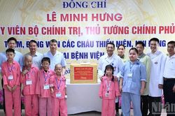 Thủ tướng Lê Minh Hưng trao quà của Tổng Bí thư, Chủ tịch nước Tô Lâm tặng các bệnh nhi tại Bệnh viện K