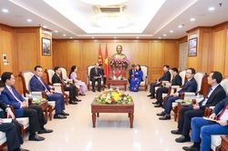 Đồng chí Bùi Thị Minh Hoài tiếp Đoàn đại biểu cấp cao Hội liên hiệp Thanh niên Campuchia