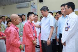 Thủ tướng Lê Minh Hưng thăm, tặng quà bệnh nhi tại Bệnh viện K cơ sở Tân Triều