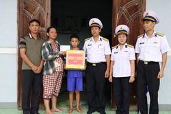 Lữ đoàn 171 thăm, tặng quà con ngư dân nhân dịp Tết Trung thu 2026