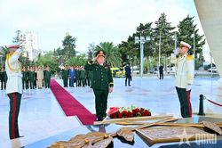 Đại tướng Nguyễn Trọng Nghĩa d&acirc;ng hoa tưởng niệm Chủ tịch Hồ Ch&iacute; Minh tại Algeria