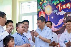 Thủ tướng thăm, tặng quà Trung thu các bệnh nhi tại Bệnh viện K