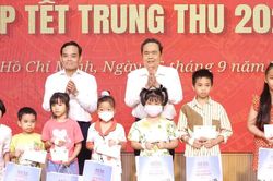 Chủ tịch Quốc hội Trần Thanh Mẫn thăm, tặng quà bệnh nhi tại Bệnh viện Nhi đồng 1