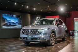'Soi' Mazda CX-5 hybrid 2027 màu xám xi măng sắp mở bán tại Việt Nam