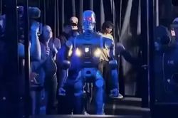 Robot hình người lần đầu bước vào lồng đấu với người