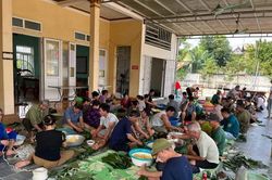 Thôn Xuân Lai gói gần 2.000 bánh chưng cho trẻ vui Trung thu