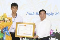 Nam sinh lớp 11 lao xuống nước cứu hai em nhỏ được tặng bằng khen
