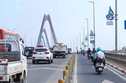 Hà Nội: Bổ sung biển báo, vạch xác định khoảng cách xe trên cầu Nhật Tân
