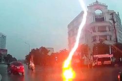 Người phụ nữ bị sét đánh, ngã gục xuống đường khi đang lái xe máy