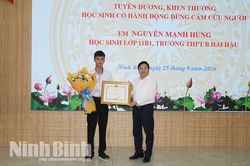 Ninh Bình: Tuyên dương, khen thưởng nam sinh lớp 11 dũng cảm cứu hai em nhỏ rơi xuống sông