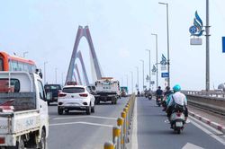 Lắp biển, kẻ vạch giúp tài xế giữ khoảng cách trên cầu Nhật Tân