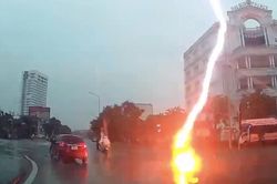 Sét đánh trúng người phụ nữ đi xe máy trên đường phố