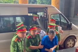 Cảnh sát dẫn giải đồng phạm của cựu Bộ trưởng Nguyễn Thị Kim Tiến đến tòa