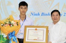 Chủ tịch Ninh Bình tặng bằng khen nam sinh lớp 11 cứu hai em nhỏ dưới sông
