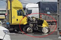 Đầu xe container nát sau va chạm, dầu chảy lênh láng mặt đường