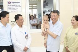 Thủ tướng Lê Minh Hưng thăm, tặng quà bệnh nhi Bệnh viện K dịp Trung thu