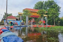 Đắp bờ, bơm nước chống ngập cho trường để đón gần 2.000 học sinh trở lại