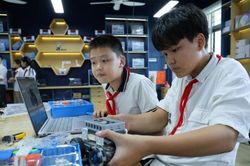 [VIDEO] Học sinh Trường PETROVIETNAM - Phong Thổ hào hứng khám phá khoa học với phòng STEM mới