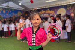 [Chùm ảnh] 1.050 học sinh vùng biên rộn ràng khám phá 6 gian hàng trải nghiệm