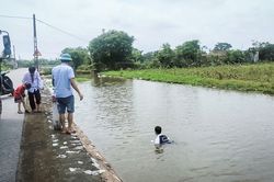 Nam sinh Ninh Bình cứu 2 em nhỏ chới với dưới sông: 'Em không biết bơi'