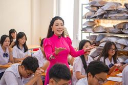 Học sinh hào hứng học Đờn ca tài tử cùng nghệ sĩ, nghệ nhân ngay tại trường
