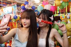 Giới trẻ hóa 'nàng thơ' chen chân check-in không khí Trung thu ở TPHCM