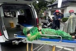Người phụ nữ bị sét đánh trúng khi đang đi xe máy
