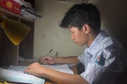 Cậu học trò mồ côi mẹ nuôi ước mơ thi đỗ vào trường quân đội