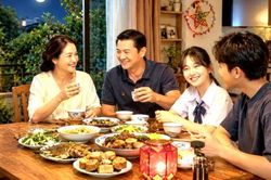 Những khoảng lặng dưới ánh trăng rằm: Bữa cơm gắn kết những yêu thương