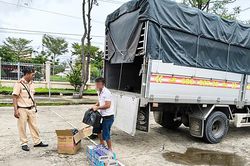 Phát hiện, bắt giữ xe ôtô tải vận chuyển 900 bao thuốc lá lậu
