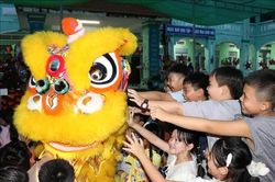 Trung thu sẻ chia, thắp sáng niềm vui trẻ thơ