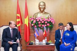 Chủ tịch Ủy ban Trung ương MTTQ Việt Nam Bùi Thị Minh Hoài tiếp Đoàn đại biểu Hội LHTN Campuchia