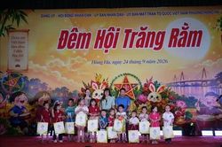 Thiếu nhi vui Tết Trung thu khắp phố phường Hà Nội