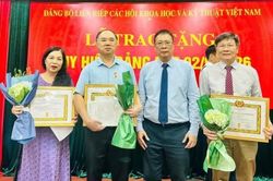 4 đảng viên Chi bộ Cơ quan Hội Truyền thông số Việt Nam được trao tặng huy hiệu Đảng